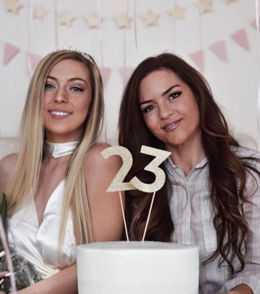 लोग जब भी बेटी के साथ उनके फोटो देखते हैं तो यह भ्रम की स्थिति देखने को मिलती है। जेसिका की सबसे बेटी का नाम अलीसा है। वह 23 साल की हो गई है। वह जब भी उसके साथ सोशल मीडिया पर फोटो पोस्ट करती हैं, तो लोग कंफ्यूज हो जाते हैं।