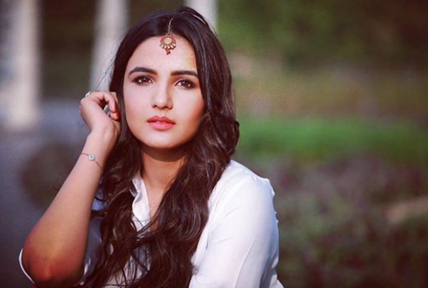 उस यूजर के विरोध में एक और यूजर आगे आकर कहती हैं कि क्यों आनी चाहिए शर्म वह कोई क्राइम नहीं कर रही हैं।