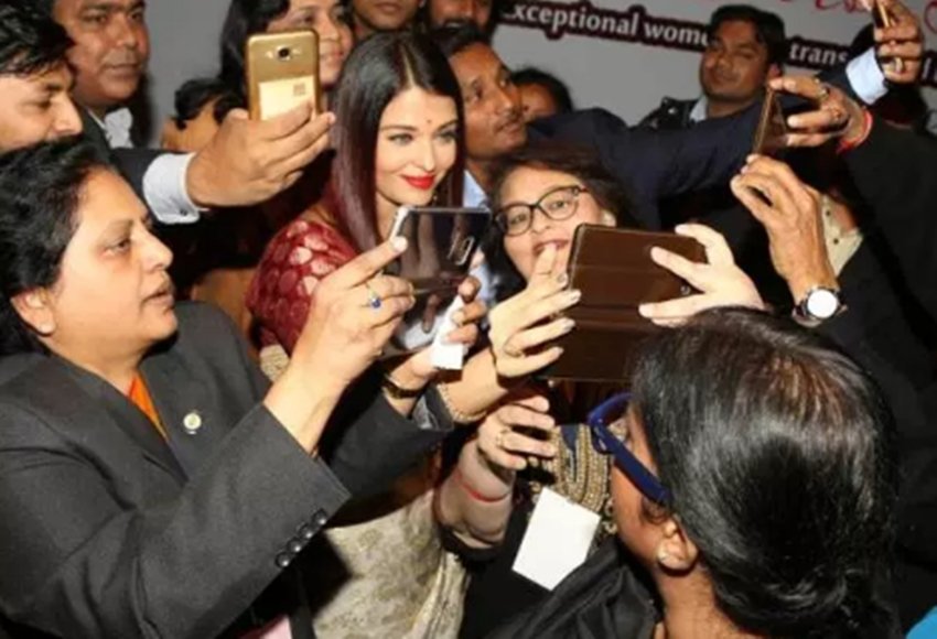 Aishwarya Rai Bachahan, Aishwarya Rai Bachahan conversation with Minister Maneka Gandhi, Maneka Gandhi with Aishwarya Rai Bachahan, Women and Child Development Minister Maneka Gandhi, Aishwarya Rai in New Delhi, Aishwarya Rai in First Ladies event, Aishwarya Rai conversation with Minister for Women and Child Development, Aishwarya Rai with Maneka Gandhi Aishwarya Rai in New Delhi, television news, bollywood news, entertainment news , bollywood news