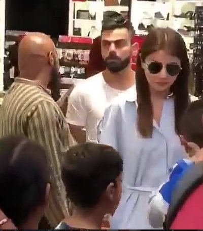 विराट और अनुष्का साथ में साउथ अफ्रीका में शॉपिंग करते भी देखे गए। हालांकि वो जहां भी जाते उनके प्रशंसक उन्हें घेर लेते।