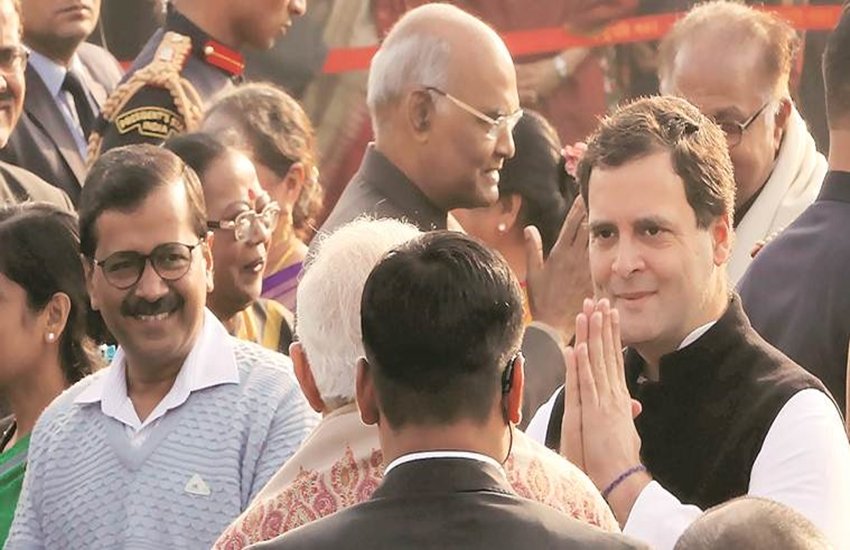 मेहमानों की भीड़ में जब भारतीय राजनीति के तीन सितारे टकराये तो मजेदार नजारा देखने को मिला। पीएम मोदी, राहुल गांधी और केजरीवाल एक वक्त पर एक साथ आ गये, इस दौरान सबने मुस्कुराकर एक दूसरे का स्वागत किया। (Express photo by Renuka Puri)