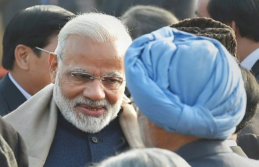 प्रधानमंत्री नरेंद्र मोदी ने पूर्व पीएम डॉ मनमोहन सिंह का इस कार्यक्रम में गर्मजोशी से स्वागत किया। (फोटो-पीटीआई)