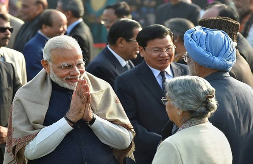 प्रधानमंत्री नरेंद्र मोदी डॉ मनमोहन सिंह की पत्नी गुरशरण कौर का भी हाल-चाल पूछा (फोटो-पीटीआई)