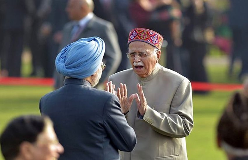 भारतीय राजनीति के दो कद्दावर शख्सियतें पूर्व प्रधानमंत्री डॉ मनमोहन सिंह और बीजेपी के नेता एल के आडवाणी इत्मीनान के पलों में बात करते हुए दिखे। (फोटो-पीटीआई)
