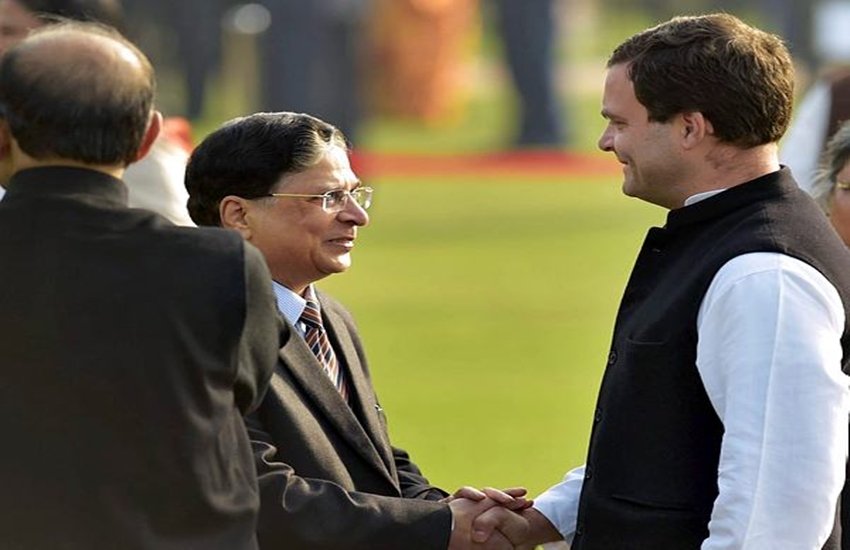 एट होम कार्यक्रम में सुप्रीम कोर्ट में जजों के बगावत के केन्द्र में रहे चीफ जस्टिस दीपक मिश्रा भी पहुंचे थे। राहुल गांधी ने उनका स्वागत किया। (फोटो-पीटीआई)