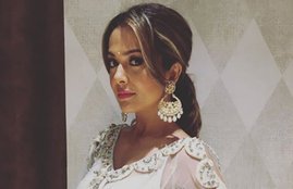 Amrita Arora, Amrita Arora Images, Amrita Arora Photos, Amrita Arora Hot Pics, Amrita Arora Weird Cake, Amrita Arora Birthday Cake, Amrita Arora Pics