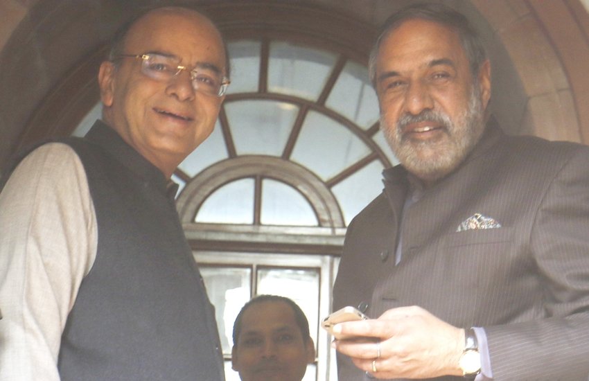 नई दिल्ली स्थित संसद भवन में वित्त मंत्री के साथ कांग्रेस के वरिष्ठ नेता आनंद शर्मा। (फाइल फोटोः आनंद शर्मा)