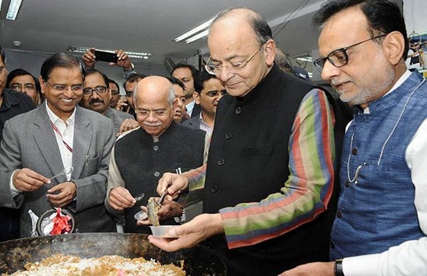 बजट की छपाई से पहले निभाई जाने वाली 'हलवा रस्म' में वित्त मंत्री अरुण जेटली ने हिस्सा लिया। (फोटो - पीटीआई)