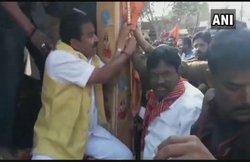 फिर भिड़े बीजेपी सांसद और विधायक, नेताओं में मारपीट, गाली-गलौच, पार्टी ने बुलाई थी ‘एकात्म यात्रा’