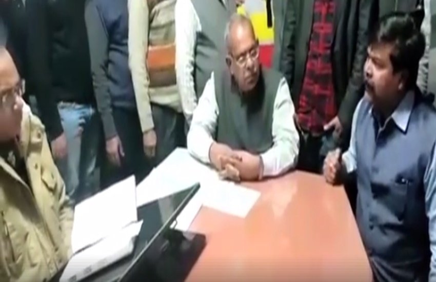 बीजेपी नेता बोले "ये कौनसी दुश्मनी मुझसे निकाल रहे हो आप।" (Photo Source: Video Grab)