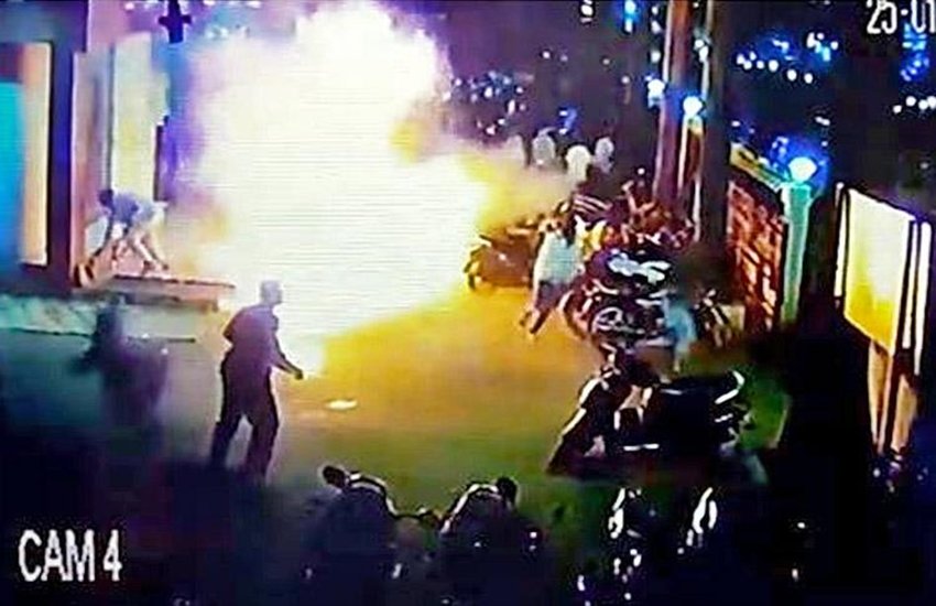 थिएटर के बाहर पेट्रोल बम से किए गए हमले के सीसीटीवी फुटेज का स्क्रीनशॉट। थिएटर के बाहर पेट्रोल बम से किए गए हमले के सीसीटीवी फुटेज का स्क्रीनशॉट।