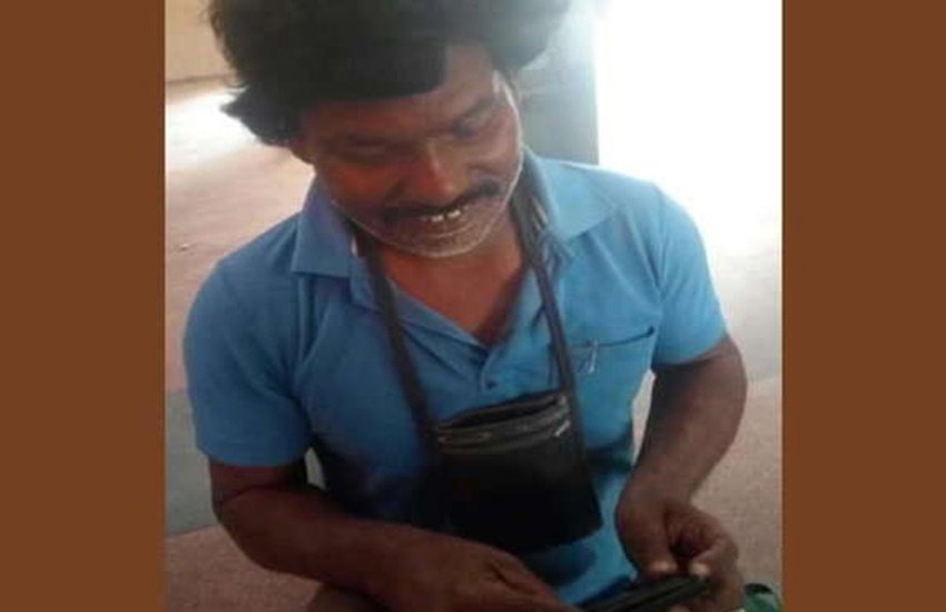 भीख मांगकर सालाना 4 लाख रुपये कमाने वाले छोटू बरैक। (फोटो सोर्स-
DAILY.BHASKAR)