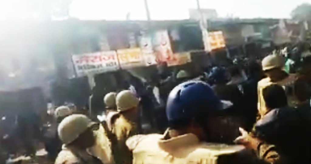 अमेठी में दो गुटों में भिड़ंत (फोटो सोर्स- ट्विटर स्क्रीनशॉट/@AmethiliveCom) अमेठी में दो गुटों में भिड़ंत (फोटो सोर्स- ट्विटर स्क्रीनशॉट/@AmethiliveCom)