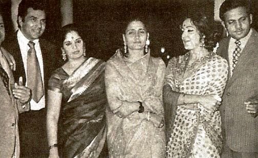 धर्मेंद्र और प्रकाश कौर की शादी 1954 में हुई थी। उस वक्त धर्मेंद्र सिर्फ 19 साल के थे। दोनों के चार बच्चे हैं दो बेटे सनी-बॉबी देओल और दो बेटियां अजेता-विजेता। कई साल बाद 1979 में धर्मेंद्र ने बिना प्रकाश कौर को तलाक दिए हेमा मालिनी से दूसरी शादी कर ली। धर्मेंद्र-हेमा मालिनी ने तकरीबन 30 फिल्मों में साथ काम किया है।