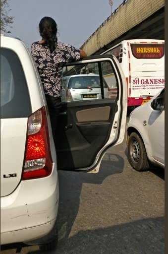 मुबई एयरपोर्ट रोड पर जाम के कारण परेशान यात्री।