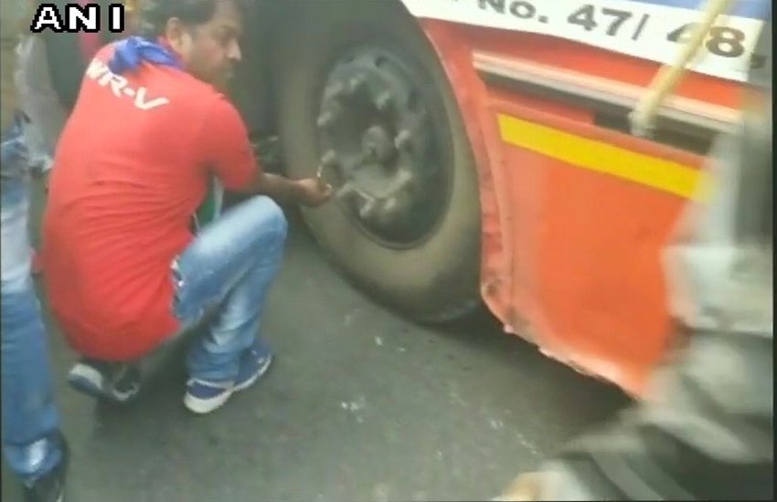 कई टैक्सी ऑटो रिक्शा संघटनों ने भी इस बंद का समर्थन किया है लेकिन मुंबई की जीवन रेखा, उपनगरीय ट्रेन और बेस्ट (बॉम्बे इलेक्ट्रिक सप्लाई एंड ट्रांसपोर्ट) ने अपनी बस सेवाओं को सामान्य रूप से जारी रखा है। 187 बसों को नुकसान पहुंचने के बाद महाराष्ट्र राज्य सड़क परिवहन निगम (एमएसआरटीसी) ने ऐहतियात बरतते हुए कुछ संवेदनशील इलाकों में बस सेवाएं निलंबित कर दी है।