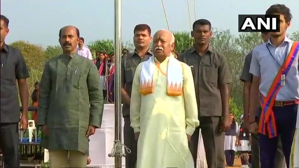 गणतंत्र दिवस के मौके पर केरल के पलक्कड़ में संघ प्रमुख मोहन भागवत ने एक स्कूल में तिरंगा फहराया है। (फाइल फोटो )