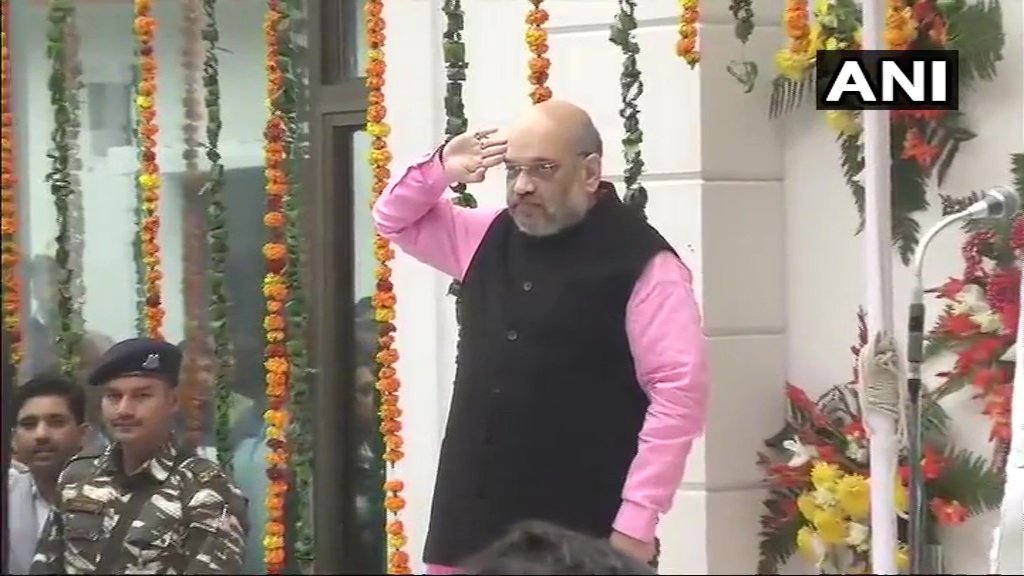 बीजेपी अध्यक्ष अमित शाह ने दिल्ली में पार्टी मुख्यालय पर तिरंगा फहराया।