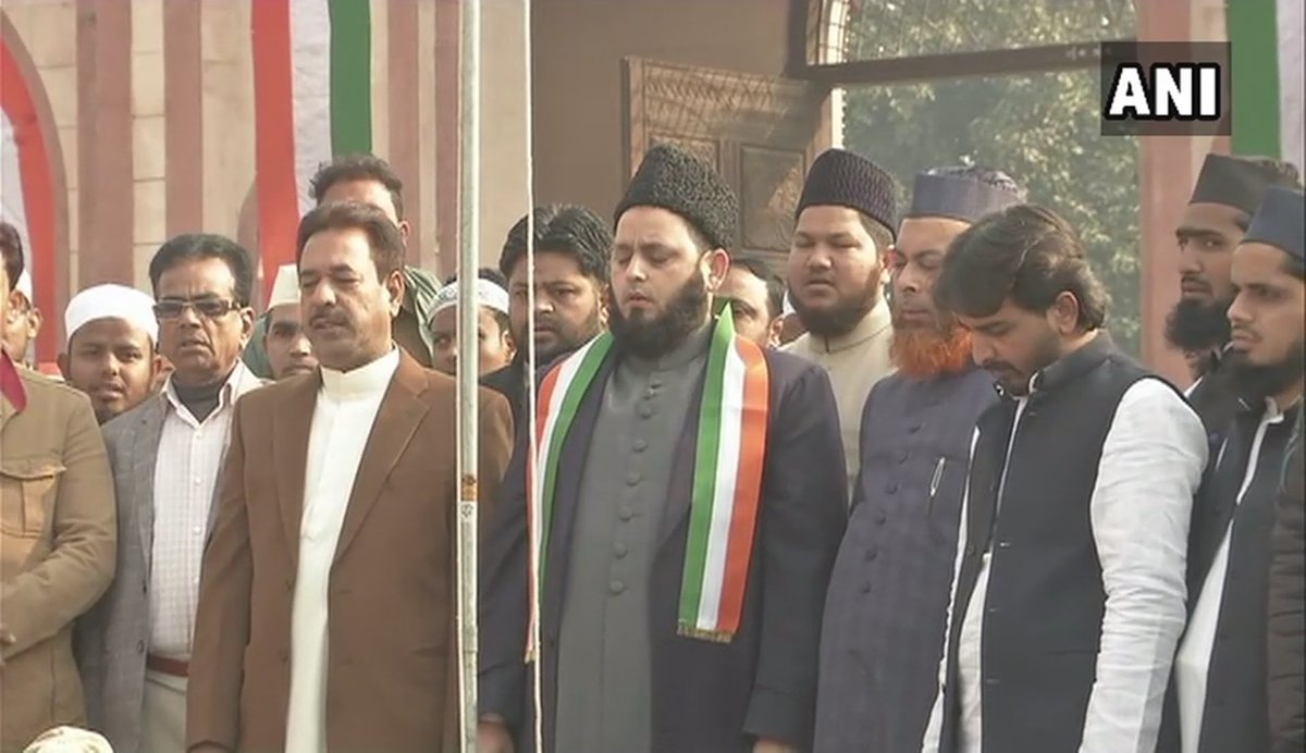 लखनऊ के ईदगाह में भी गणतंत्र दिवस के मौके पर तिरंगा फहराया गया।