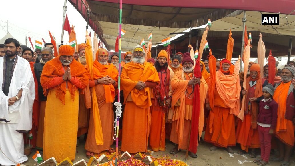 इलाहाबाद के माघ मेले में साधु-संत तिरंगा फहराकर गणतंत्र दिवस मनाते हुए।