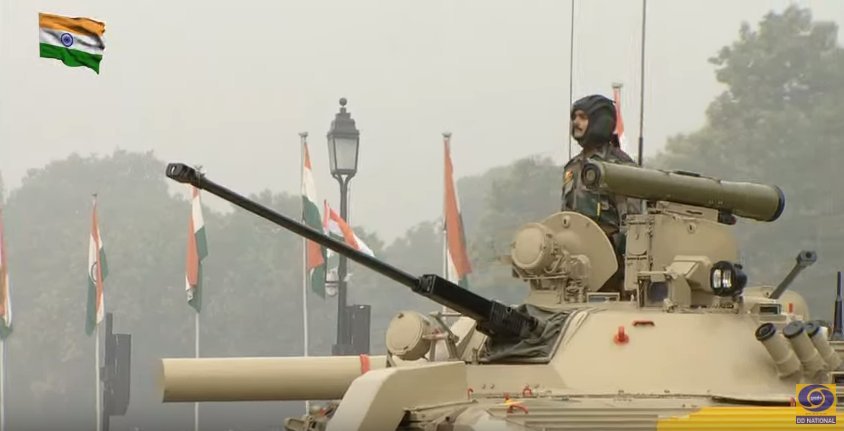 टैंक लेकर राजपथ पर परेड में सलामी देता एक जवान।