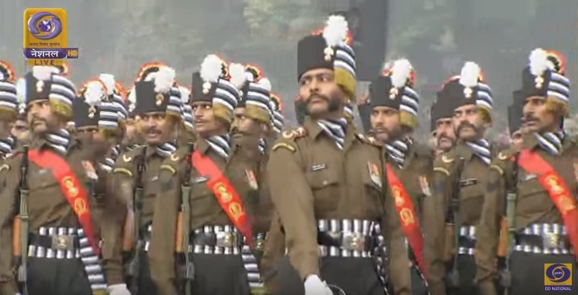 परेड में शामिल सेना की एक टुकड़ी।