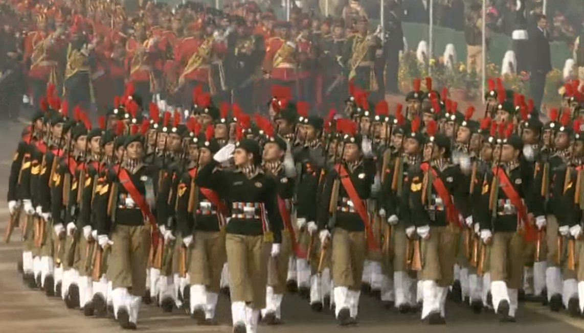 एनसीसी गर्ल्स डिवीजन की कैडेट परेड में सलामी देती हुईं।