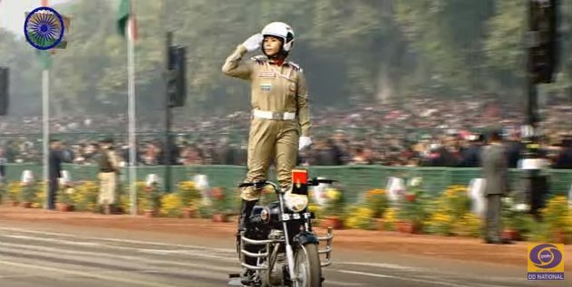 सेना की महिला सैनिक मोटरसाइकिल पर खड़े होकर राष्ट्रपति को सलामी देते हुए।