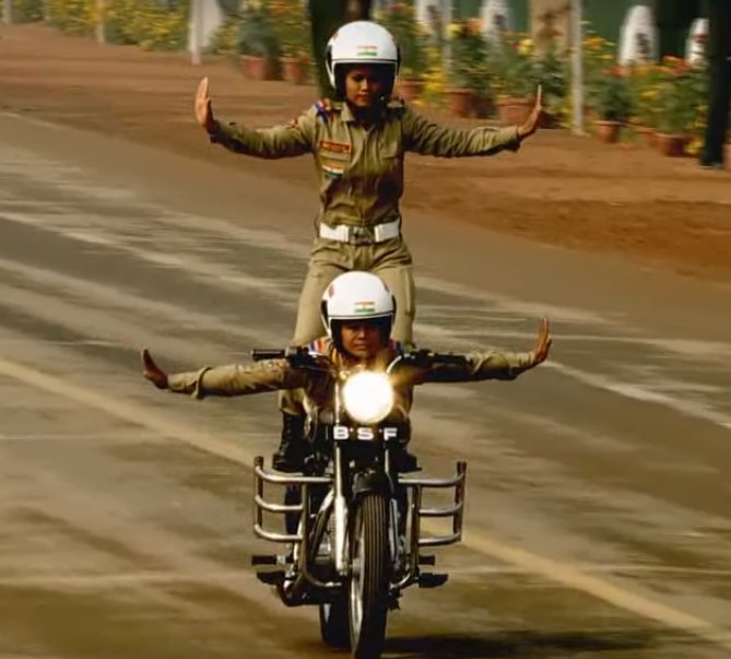 महिला सैनिकों ने इस मौके पर एक से बढ़कर एक करतब दिखाए।