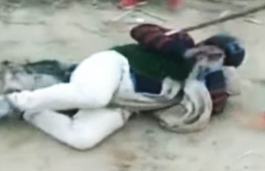 उत्तर प्रदेश में दलित युवक की पिटाई (स्क्रीनशॉट/यूट्यूब)
