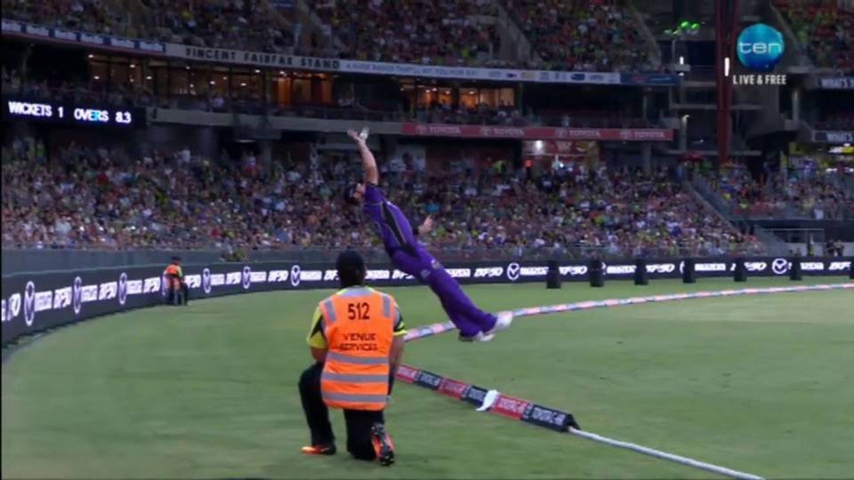 उनकी फील्डिंग देख दर्शकों के साथ खुद कमेंटेटर्स और मैदान में मौजूद खिलाड़ी भी चौंक गए। 