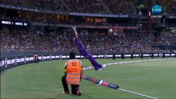 BBL: बाउंड्री पर इस क्रिकेटर ने की ऐसी फील्डिंग कि कमेंटेटर्स भी हैरान, देखें वीडियो