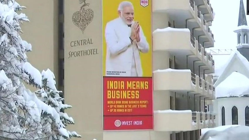 दावोस स्विजरलैंड में बफीली पहाड़ियों से घिरा हुआ शहर है। पांच दिवसीय इस कार्यक्रम को लेकर जोर-शोर से तैयारियां की गईं थीं। कार्यक्रम से पहले यहां नरेंद्र मोदी की तस्वीर वाले 'इन्वेस्ट इंडिया' के विज्ञापन देखने को मिले।