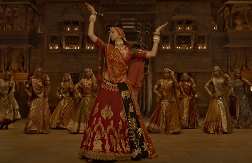 पद्मावत के घूमर गाने में दीपिका पादुकोण (स्क्रीनशॉट/यूट्यूब) पद्मावत के घूमर गाने में दीपिका पादुकोण (स्क्रीनशॉट/यूट्यूब)