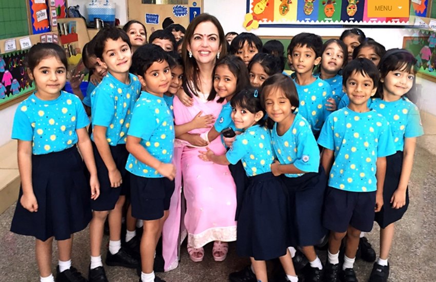 धीरूभाई अंबानी इंटरनेशनल स्कूल के बच्चों के साथ चेयरपर्सन नीता अंबानी। (फोटो स्कूल की वेबसाइट से ली गई है) 