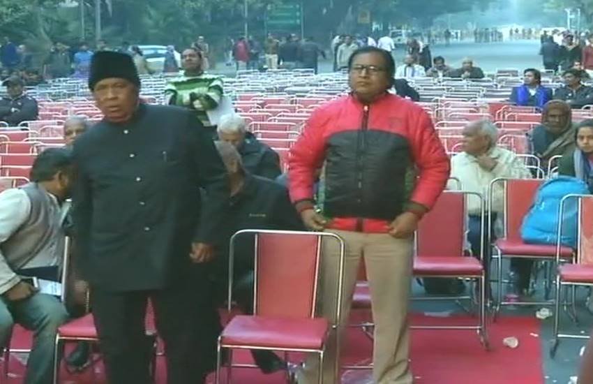 नई दिल्ली के संसद मार्ग पर मंगलवार को गुजरात के दलित नेता जिग्नेश मेवाणी ने एक रैली का आयोजन किया था, जहां 200-300 लोग ही शामिल हुए थे। (फोटोः एएनआई) नई दिल्ली के संसद मार्ग पर मंगलवार को गुजरात के दलित नेता जिग्नेश मेवाणी ने एक रैली का आयोजन किया था, जहां 200-300 लोग ही शामिल हुए थे। (फोटोः एएनआई)