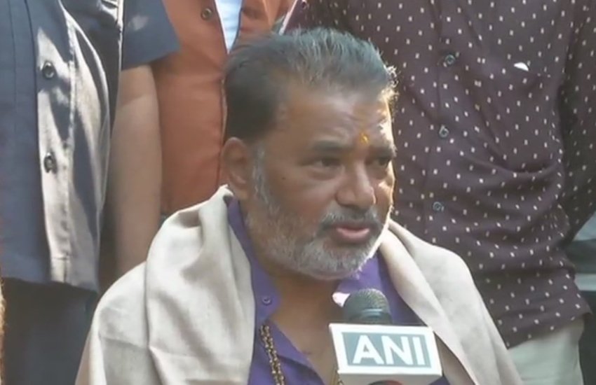 गुजरात में विजय रुपानी सरकार की मुश्किलें बढ़ गई हैं। नितिन पटेल के बाद पुरुषोत्तम सोलंकी ने अपने मंत्रालय को लेकर नाराजगी जताई है। (फोटोः एएनआई)