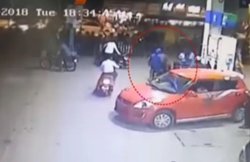 एमपी का ये है हाल: कार से खींच कर शख्‍स को किडनैप कर ले गए बदमाश, खड़े देखते रहे दर्जनों लोग