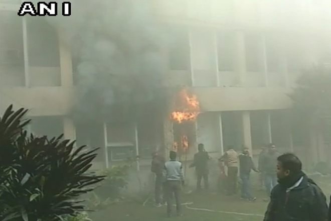 गोरखपुर स्थित बाबा राघव दास मेडिकल कालेज के एक हिस्से में सोमवार को अज्ञात कारणों से लगी आग