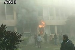 बीआरडी मेडिकल कॉलेज में लगी आग, आक्सीजन मामले से जुड़े अहम दस्तावेज राख हुए, सपा ने जताई साजिश की आशंका