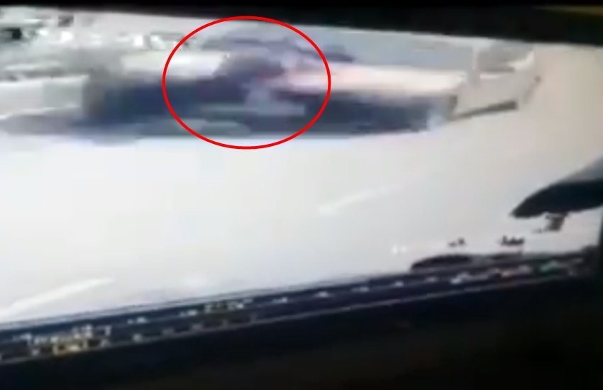 दिल्ली में हिट एंड रन से जुड़े एक मामले का वीडियो गुरुवार को सोशल मीडिया के जरिए सामने आया। (फोटोः टि्वटर) 
