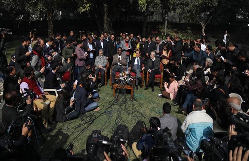 अपने आवास पर सुप्रीम कोर्ट के अन्य जजों के साथ मीडिया को संबोधित करते जस्टिस जे. चेलामेश्वर। (फोटो सोर्स: अभिनव साहा, इंडियन एक्सप्रेस) अपने आवास पर सुप्रीम कोर्ट के अन्य जजों के साथ मीडिया को संबोधित करते जस्टिस जे. चेलामेश्वर। (फोटो सोर्स: अभिनव साहा, इंडियन एक्सप्रेस)