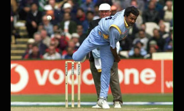 1990 के दशक के भारतीय क्रिकेट टीम के सबसे सफल तेज गेंदबाज श्रीनाथ ने 11 साल तक भारतीय क्रिकेट टीम के लिए गेंदबाजी की। श्रीनाथ ने 67 टेस्ट मैच में 236 विकेट और 229 वनडे मैच में 315 विकेट नाम किए। श्रीनाथ ने अपने करियर में सबसे तेज गेंद 154.5 केएमपीएच की रफ्तार से फेंकी हैं।
