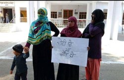 यूपी: धरने पर बैठा मुस्लिम परिवार, कहा- भूखे सोते हैं बच्चे, रोटी दो या मौत, 4 हजार लेकर भी नहीं बनाया राशन कार्ड