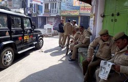 कासगंज: पुलिस तैनाती के बाद भी मस्जिद का दरवाजा जलाया, दो सिपाही सस्पेंड