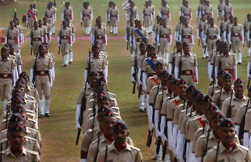 Kolkata Police, KPRB Recruitment 2018: नौकरी के इच्छुक उम्मीदवार ऑफलाइन माध्यम से आवेदन कर सकते हैं।