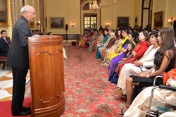 महिला कुली की कहानी सुनकर राष्ट्रपति कोविंद हुए भावुक, ऐश्वर्या, सानिया और सिंधू के साथ सम्मान मिलते देख लोग हुए दंग