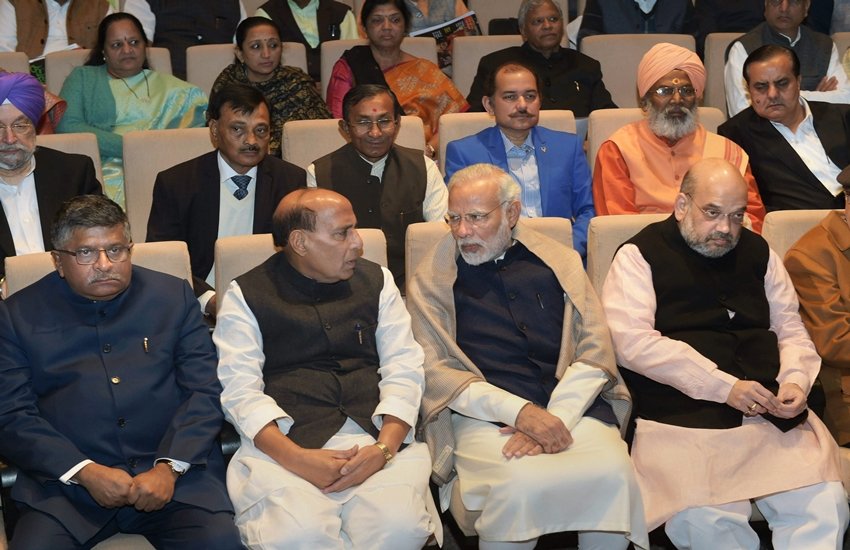 इजरायली प्रधानमंत्री बेंजामिन नेतन्याहू उनकी पत्नी और नरेंद्र मोदी आपस में कुछ बात करते हुए।
