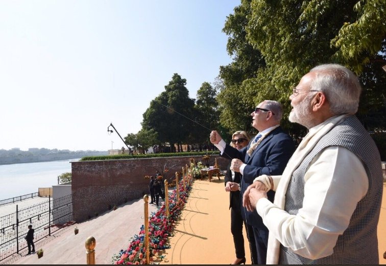 अहमदाबाद में इजरायली प्रधानमंत्री ने कुछ देर पतंबाजी भी की।