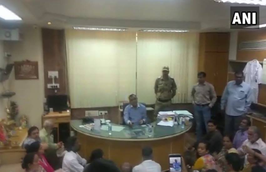 घटना के बाद राजेश के परिजनों और बीजेपी विधायक एमपी लोढा ने अस्पताल के डीन के कैबिन में घुसकर काफी हंगामा किया। घटना के बाद राजेश के परिजनों और बीजेपी विधायक एमपी लोढा ने अस्पताल के डीन के कैबिन में घुसकर काफी हंगामा किया।